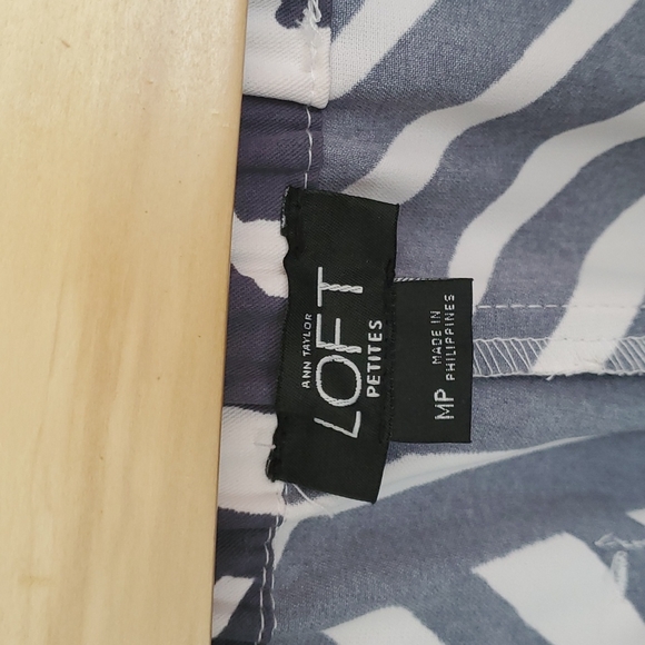 LOFT by Ann Taylor Grey and White Geometric wide leg pants. Petite size Medium - Picture 7 of 9